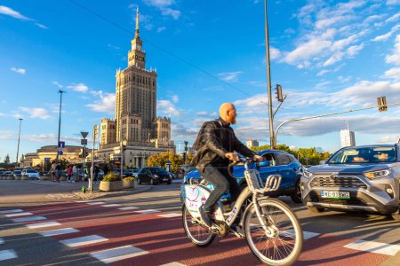 Téléchargez les photos : WARSAW, POLOGNE - 19 SEPTEMBRE 2022 : Les cyclistes traversent la route et le Palais de la Culture et de la Science - symbole de Varsovie, Pologne - en image libre de droit