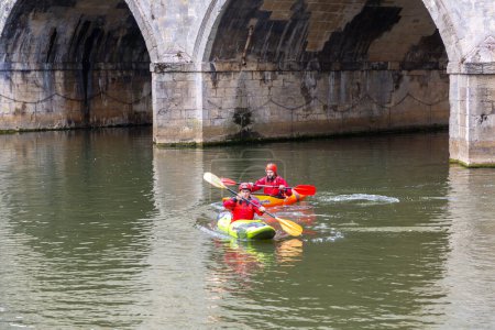 Foto de BAÑO, REINO UNIDO - 24 DE JUNIO DE 2022: Kayak cerca del puente Pulteney y el río Avon en Bath fue construido en 1774 en un día soleado, Bath, Reino Unido - Imagen libre de derechos
