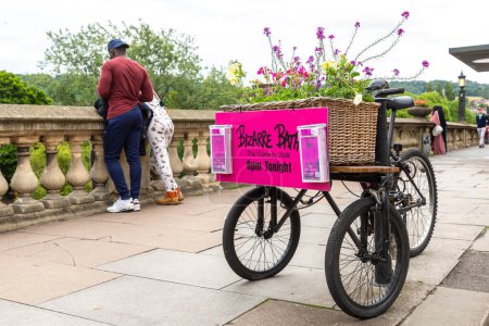 Téléchargez les photos : BATH, ROYAUME-UNI - 24 JUIN 2022 : Vélo tricycle avec pot de fleurs dans une journée d'été à Bath, Royaume-Uni - en image libre de droit