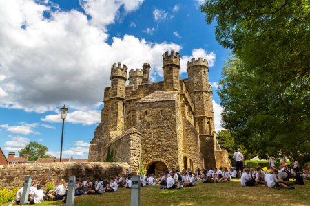 Téléchargez les photos : BATTLE, ROYAUME-UNI - 25 JUIN 2022 : The gatehouse of Battle Abbey in east Sussex in a sunny day, Battle, Royaume-Uni - en image libre de droit
