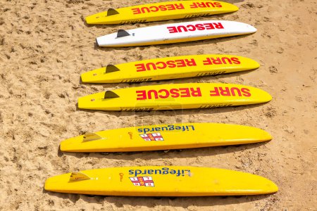 Téléchargez les photos : BOURNEMOUTH, ROYAUME-UNI - 25 JUIN 2022 : Le sauveteur RNLI sur la plage de Bournemouth par une journée ensoleillée d'été à Bournemouth, Dorset, Royaume-Uni - en image libre de droit
