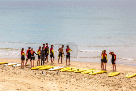Téléchargez les photos : BOURNEMOUTH, ROYAUME-UNI - 25 JUIN 2022 : Groupe de sauveteurs et de sauveteurs sur la plage de Bournemouth par une journée ensoleillée d'été à Bournemouth, Dorset, Royaume-Uni - en image libre de droit