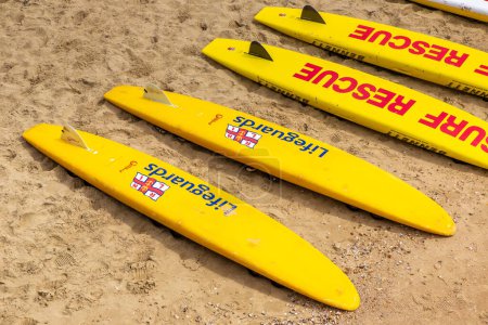 Téléchargez les photos : BOURNEMOUTH, ROYAUME-UNI - 25 JUIN 2022 : Le sauveteur RNLI sur la plage de Bournemouth par une journée ensoleillée d'été à Bournemouth, Dorset, Royaume-Uni - en image libre de droit