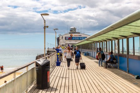 Téléchargez les photos : BOURNEMOUTH, ROYAUME-UNI - 25 JUIN 2022 : Bournemouth Pier lors d'une journée d'été à Bournemouth, Dorset, Royaume-Uni - en image libre de droit