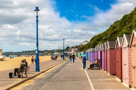 Foto de BOURNEMOUTH, EL REINO UNIDO - 25 DE JUNIO DE 2022: Cabañas de playa en un día de verano en Bournemouth, Dorset, Reino Unido - Imagen libre de derechos