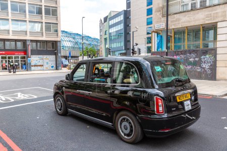 Téléchargez les photos : LONDRES, ROYAUME-UNI - 26 JUIN 2022 : Taxi londonien (cabine noire) à Londres un jour d'été, Angleterre, Royaume-Uni - en image libre de droit