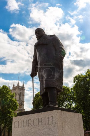 Téléchargez les photos : LONDRES, ROYAUME-UNI - 26 JUIN 2022 : Statue de Winston Churchill sur la place du Parlement lors d'une journée d'été à Londres, Angleterre, Royaume-Uni - en image libre de droit