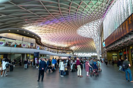Téléchargez les photos : LONDRES, ROYAUME-UNI - 26 JUIN 2022 : Horaire des départs à la station Kings Cross à Londres, Angleterre, Royaume-Uni - en image libre de droit