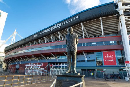 Téléchargez les photos : CARDIFF, ROYAUME-UNI - 27 JUIN 2022 : Statue de Sir Tasker Watkins au stade Cardiff du millénaire à Cardiff, Pays de Galles, Royaume-Uni - en image libre de droit