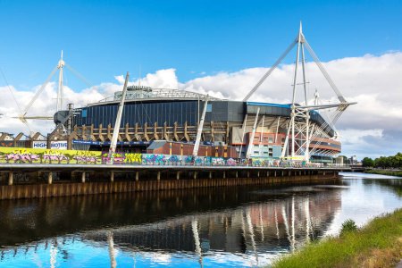 Téléchargez les photos : CARDIFF, ROYAUME-UNI - 27 JUIN 2022 : Extérieur du stade du millénaire de Cardiff lors d'une journée d'été à Cardiff, Pays de Galles, Royaume-Uni - en image libre de droit