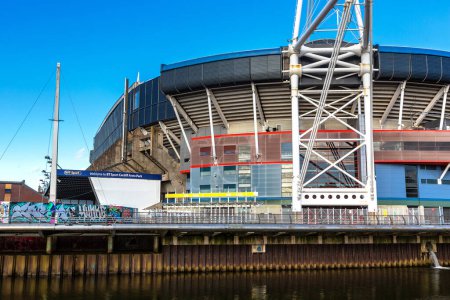 Téléchargez les photos : CARDIFF, ROYAUME-UNI - 27 JUIN 2022 : Extérieur du stade du millénaire de Cardiff lors d'une journée d'été à Cardiff, Pays de Galles, Royaume-Uni - en image libre de droit