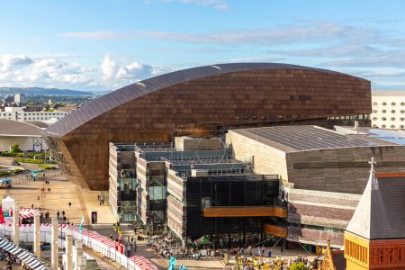 Téléchargez les photos : CARDIFF, ROYAUME-UNI - 27 JUIN 2022 : Vue aérienne panoramique du Wales Millennium Centre à Cardiff en été, Pays de Galles, Royaume-Uni - en image libre de droit