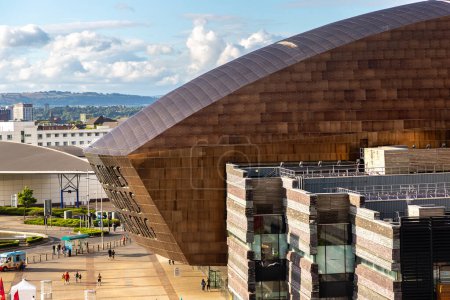 Téléchargez les photos : CARDIFF, ROYAUME-UNI - 27 JUIN 2022 : Vue aérienne panoramique du Wales Millennium Centre à Cardiff en été, Pays de Galles, Royaume-Uni - en image libre de droit