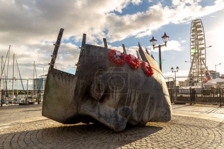 Téléchargez les photos : CARDIFF, Royaume-Uni - 27 JUIN 2022 : Mémorial des marins marchands à Cardiff en été, Pays de Galles, Royaume-Uni - en image libre de droit