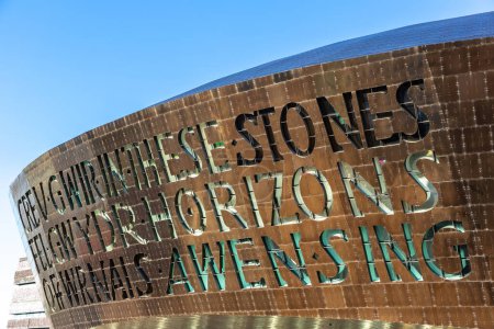 Téléchargez les photos : CARDIFF, ROYAUME-UNI - 27 JUIN 2022 : Le Wales Millennium Centre à Cardiff par une journée d'été, Pays de Galles, Royaume-Uni - en image libre de droit