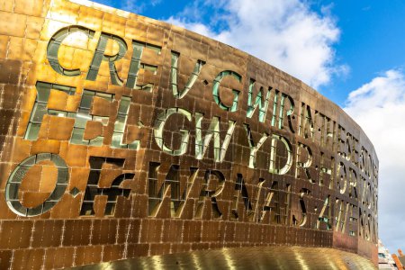 Téléchargez les photos : CARDIFF, ROYAUME-UNI - 27 JUIN 2022 : Le Wales Millennium Centre à Cardiff par une journée d'été, Pays de Galles, Royaume-Uni - en image libre de droit