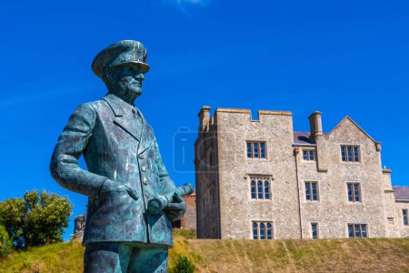 Téléchargez les photos : DOVER, ROYAUME-UNI - 28 JUIN 2022 : Statue de l'amiral Bertram Ramsay au château de Douvres, il était responsable de l'évacuation de Dunkerque en 1940, Royaume-Uni - en image libre de droit