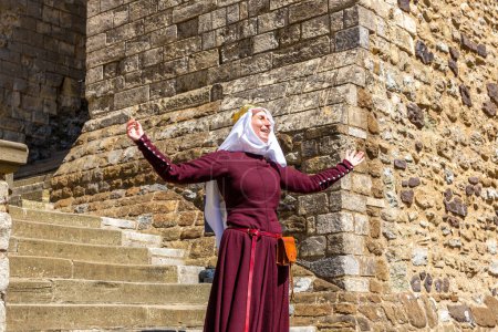 Téléchargez les photos : DOVER, ROYAUME-UNI - 28 JUIN 2022 : Spectacle médiéval au château de Douvres par une belle journée d'été à Douvres, Royaume-Uni - en image libre de droit