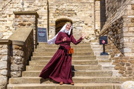 Foto de DOVER, EL REINO UNIDO - 28 de junio de 2022: Actuación medieval en el castillo de Dover en un soleado día de verano en Dover, Reino Unido - Imagen libre de derechos