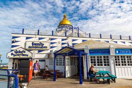 Téléchargez les photos : EASTBOURNE, Royaume-Uni - 29 JUIN 2022 : Eastbourne pier and beach in a sunny summer day, East Sussex, Angleterre, Royaume-Uni - en image libre de droit
