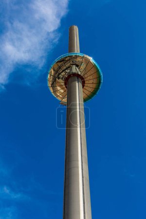 Téléchargez les photos : BRIGHTON, Royaume-Uni - 29 JUIN 2022 : La tour d'observation British Airways i360 à Brighton Beach par une journée ensoleillée d'été à Brighton, Sussex Est, Angleterre, Royaume-Uni - en image libre de droit