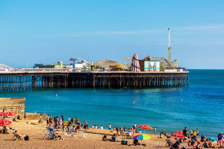 Foto de BRIGHTON, Reino Unido - 29 de junio de 2022: Brighton Pier en la playa de Brighton en un soleado día de verano en Brighton, East Sussex, Inglaterra, Reino Unido - Imagen libre de derechos