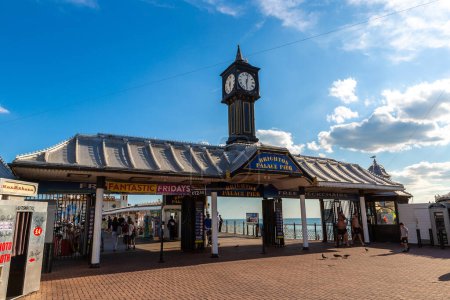 Téléchargez les photos : BRIGHTON, Royaume-Uni - 29 JUIN 2022 : Entrée de la jetée Brighton Palace à la plage de Brighton par une journée d'été ensoleillée à Brighton, Sussex Est, Angleterre, Royaume-Uni - en image libre de droit