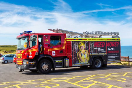 Foto de FLAMBOROUGH, Reino Unido - 12 de junio de 2022: Camión de bomberos moderno en Flamborough en un día de verano, Yorkshire, Reino Unido - Imagen libre de derechos