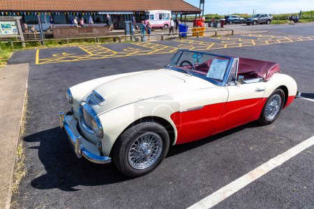 Téléchargez les photos : FLAMBOROUGH, UK - 12 JUIN 2022 : Classic Austin Healey 3000 MkII vintage car in Flamborough in a summer day, Yorkshire, UK - en image libre de droit