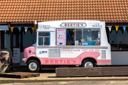Foto de FLAMBOROUGH, Reino Unido - 12 de junio de 2022: Heladería local que vende helados en Flamborough en un día de verano, Yorkshire, Reino Unido - Imagen libre de derechos