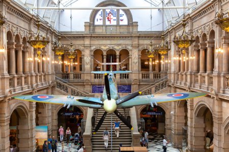 Foto de GLASGOW, Reino Unido - 14 de junio de 2022: Interior de la Kelvingrove Art Gallery and Museum con un avión Spitfire en Glasgow, Escocia, Reino Unido - Imagen libre de derechos
