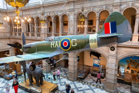 Foto de GLASGOW, Reino Unido - 14 de junio de 2022: Interior de la Kelvingrove Art Gallery and Museum con un avión Spitfire en Glasgow, Escocia, Reino Unido - Imagen libre de derechos