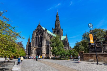 Foto de GLASGOW, Reino Unido - 14 de junio de 2022: Catedral de Glasgow en un día de verano en Glasgow, Escocia, Reino Unido - Imagen libre de derechos