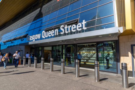 Téléchargez les photos : GLASGOW, Royaume-Uni - 14 JUIN 2022 : Glasgow Queen Street train station in a summer day, Glasgow, Écosse, Royaume-Uni - en image libre de droit