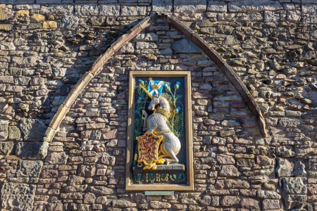 Téléchargez les photos : EDINBURGH, UK - 14 JUIN 2022 : Héraldique sur un mur au Palais de Holyroodhouse. La licorne est l'animal national d'Écosse, Édimbourg, Royaume-Uni - en image libre de droit