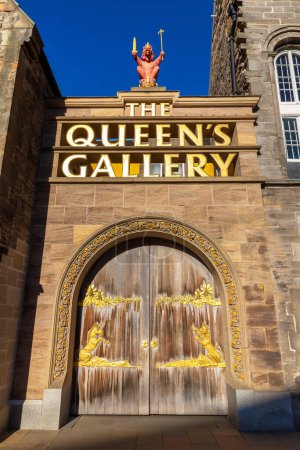 Téléchargez les photos : EDINBURGH, Royaume-Uni - 14 JUIN 2022 : Porte d'entrée de la Galerie de la Reine, Palais de Holyroodhouse par une journée d'été ensoleillée à Édimbourg, Écosse, Royaume-Uni - en image libre de droit
