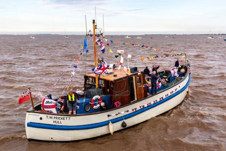 Foto de KINGSTON UPON HULL, Reino Unido - 2 de junio de 2022: La flotilla Humber de 70 barcos marca el Jubileo del Platino de la Reina en Hull, Kingston upon Hull, Yorkshire, Reino Unido - Imagen libre de derechos