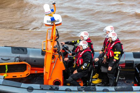 Téléchargez les photos : KINGSTON UPON HULL, Royaume-Uni - 2 JUIN 2022 : Cowes Lifeboat in action in Hull in a sunny day, Kingston upon Hull, Yorkshire, Royaume-Uni - en image libre de droit