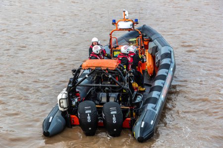 Téléchargez les photos : KINGSTON UPON HULL, Royaume-Uni - 2 JUIN 2022 : Cowes Lifeboat in action in Hull in a sunny day, Kingston upon Hull, Yorkshire, Royaume-Uni - en image libre de droit