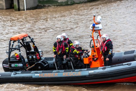 Foto de KINGSTON UPON HULL, Reino Unido - 2 de junio de 2022: Cowes Lifeboat en acción en Hull en un día soleado, Kingston upon Hull, Yorkshire, Reino Unido - Imagen libre de derechos
