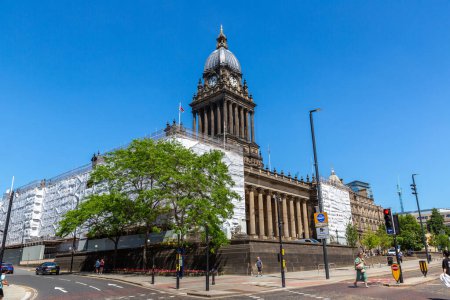 Téléchargez les photos : LEEDS, Royaume-Uni - 22 JUIN 2022 : Hôtel de Ville de Leeds par une journée d'été ensoleillée à Leeds, West Yorkshire, Royaume-Uni - en image libre de droit