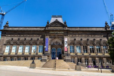 Téléchargez les photos : LEEDS, Royaume-Uni - 16 JUIN 2022 : Leeds City Museum par une journée d'été ensoleillée à Leeds, West Yorkshire, Royaume-Uni - en image libre de droit