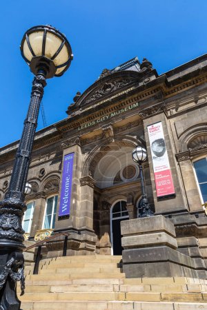 Foto de LEEDS, Reino Unido - 16 de junio de 2022: Leeds City Museum en un soleado día de verano en Leeds, West Yorkshire, Reino Unido - Imagen libre de derechos