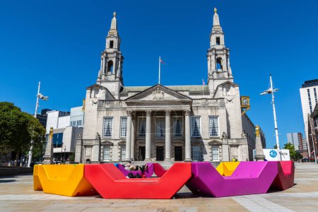 Téléchargez les photos : LEEDS, Royaume-Uni - 16 JUIN 2022 : Le conseil municipal de Leeds par une journée d'été ensoleillée à Leeds, West Yorkshire, Royaume-Uni - en image libre de droit