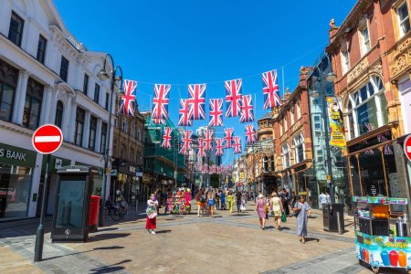 Foto de LEEDS, Reino Unido - 16 de junio de 2022: Banderas británicas en la calle peatonal del casco antiguo en un soleado día de verano en Leeds, West Yorkshire, Reino Unido - Imagen libre de derechos