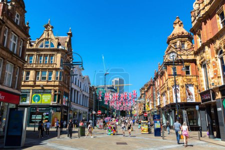 Téléchargez les photos : LEEDS, Royaume-Uni - 16 JUIN 2022 : Drapeaux britanniques à la rue piétonne dans la vieille ville par une journée d'été ensoleillée à Leeds, West Yorkshire, Royaume-Uni - en image libre de droit