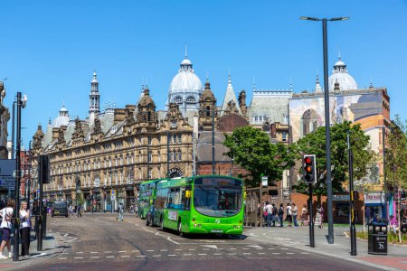 Téléchargez les photos : LEEDS, Royaume-Uni - 16 JUIN 2022 : Bus à deux étages par une journée ensoleillée d'été à Leeds, West Yorkshire, Royaume-Uni - en image libre de droit