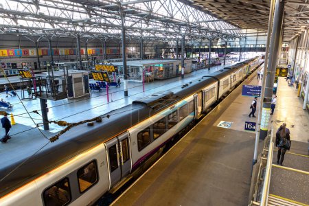 Téléchargez les photos : LEEDS, Royaume-Uni - 16 JUIN 2022 : Gare de Leeds par une journée d'été ensoleillée à Leeds, West Yorkshire, Royaume-Uni - en image libre de droit