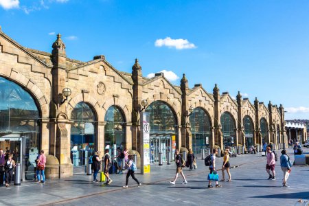 Téléchargez les photos : SHEFFIELD, Royaume-Uni - 16 JUIN 2022 : Extérieur de la gare de Sheffield par une belle journée d'été à Sheffield, Yorkshire du Sud, Royaume-Uni - en image libre de droit