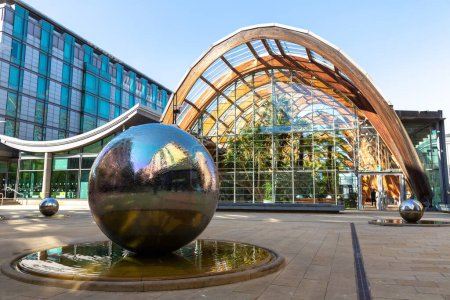 Foto de SHEFFIELD, Reino Unido - 16 de junio de 2022: Winter Garden - Uno de los mayores invernaderos de vidrio templado en Sheffield, Yorkshire del Sur, Reino Unido - Imagen libre de derechos